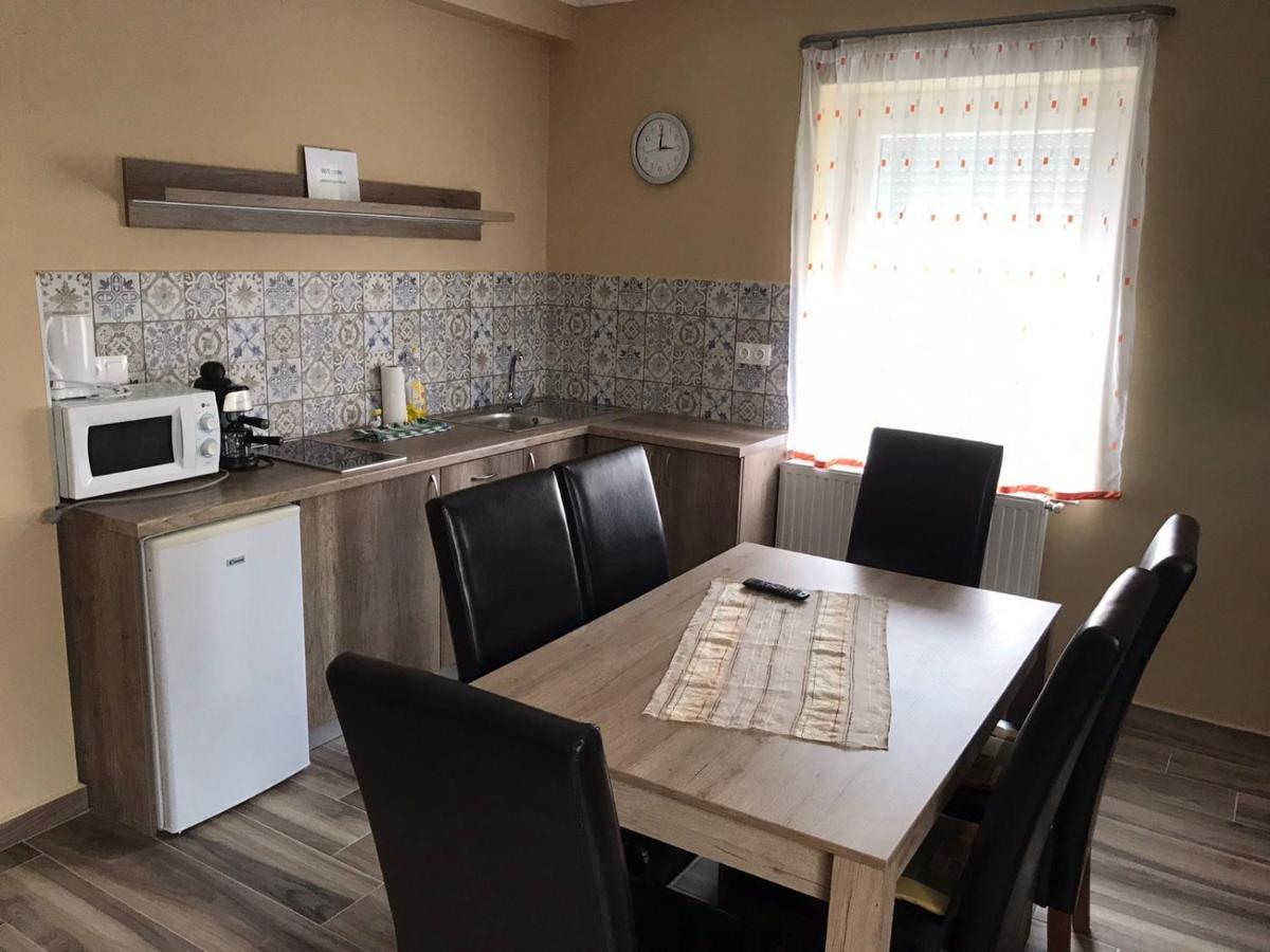 Appartamento Adrienn Apartman Sárvár Esterno foto