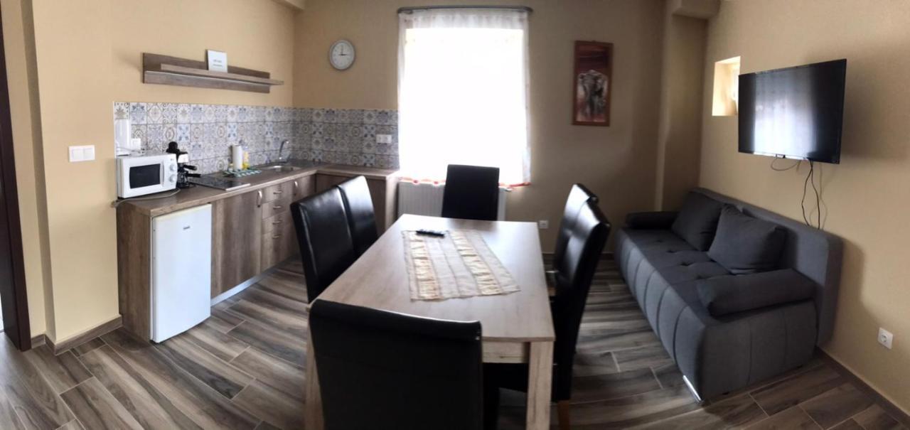 Appartamento Adrienn Apartman Sárvár Esterno foto